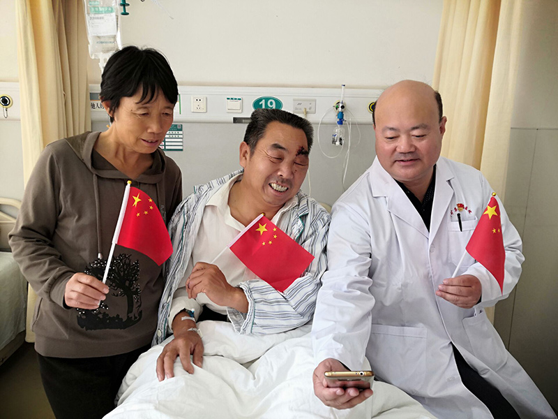 17 10月1日，华北医疗邢矿总医院表科二病区主任朱长沙下夜班后与患者、眷属共同旁观建国70年庆祝大会。贝贝摄.jpg